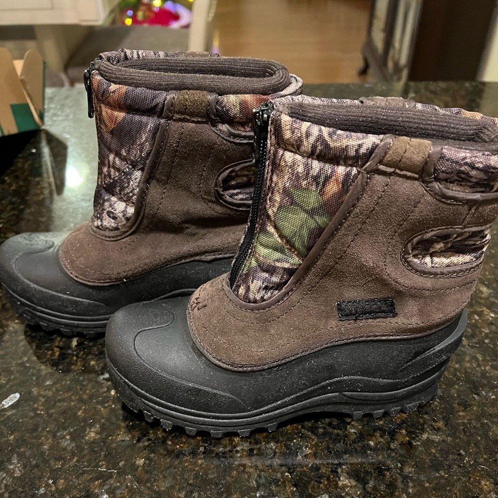NWT Itasca Boys Camo Snow Stomper Boots Size 2  WHAT A STEAL!
